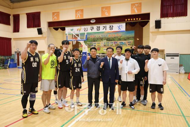 김진하 양양군수가운데가 2일 제59회 강원도민체육대회에 참가한 농구선수들을 격려하고 있다사진양양군