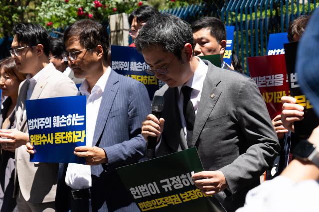 Lee Eun-seong lawyer and First Policy Director of the Korean Bar Association greets the audience after finishing his speech AJU PRESS Park Jong-hyeok