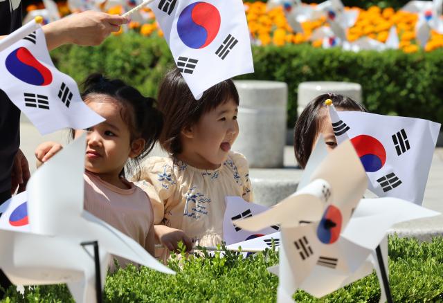 3日，在全罗南道广州区厅广场里，韩国孩子们参观太极旗花坛。