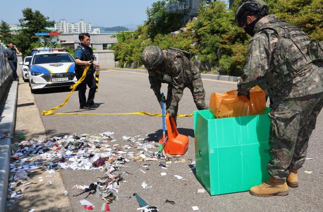 지난 2일 오전 인천 중구 전동 인천기상대 앞에 떨어진 북한 오물 풍선 잔해를 군인들이 수거하고 있다 사진연합뉴스