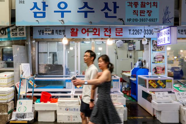 Citizens walk past a shop at a traditional market in Jongno-gu Seoul June 4 2024 AJU PRESS Kim Dong-woo