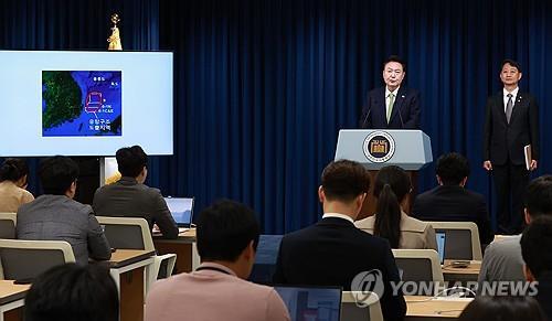 3일 윤석열 대통령왼쪽과 안덕근 산업통상자원부 장관이 서울 용산 대통령실 청사에서 동해 석유·가스 매장과 관련해 설명하고 있다사진연합뉴스