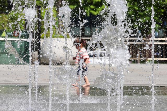 서울 한낮 기온이 28도까지 오르며 더운 날씨를 보인 지난 3일 오후 한 어린이가 서울 종로구 광화문광장 분수대에서 놀고 있다 사진연합뉴스