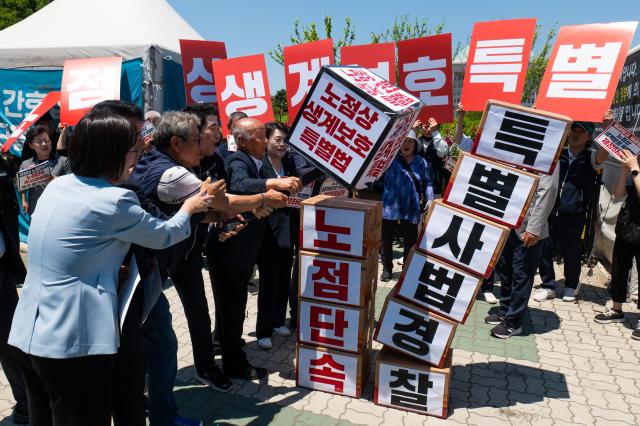 Press conference participants stage a performance at Yeoui-do Seoul on June 4 2024 AJU PRESS Park Jong-hyeok