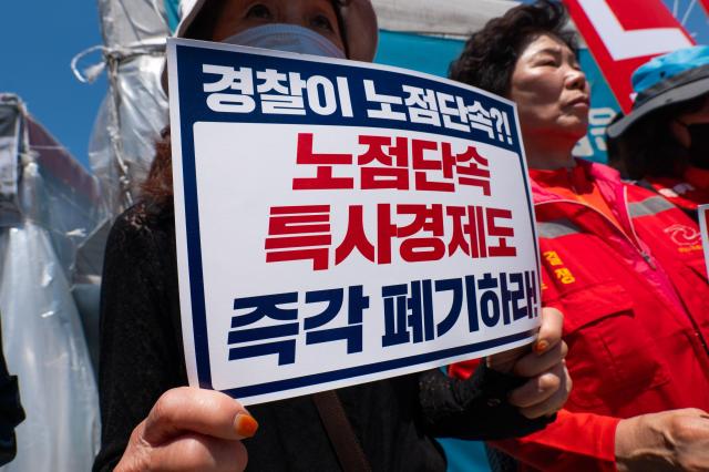 A participant holds a placard demanding the abolition of the crackdown on street vendors and the special judicial police at Yeoui-do Seoul on June 4 2024 AJU PRESS Park Jong-hyeok