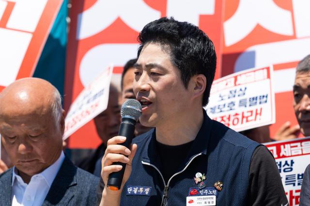 Choi Young-chanCenter the chairman of the Street Vendors Union delivers a speech at Yeoui-do Seoul on June 4 2024 Last year he was sentenced to two years in prison and taken into custody in the courtroom AJU PRESS Park Jong-hyeok