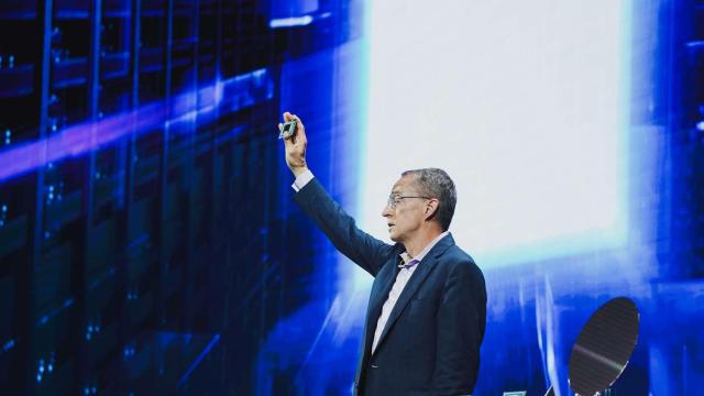 4일 팻 겔싱어 인텔 최고경영자CEO가 대만 타이베이에서 열린  컴퓨텍스 2024 기조연설에서 자사 인공지능AI 반도체에 관해 설명하고 있다 사진인텔