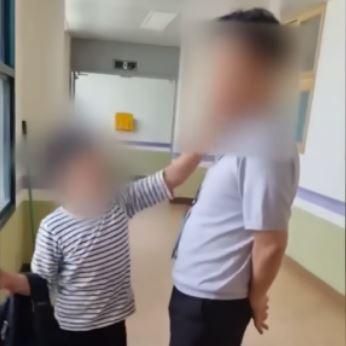 [영상] 초등학교 3학년, 교감 뺨 때리며 감옥이나 가라. 개XX야