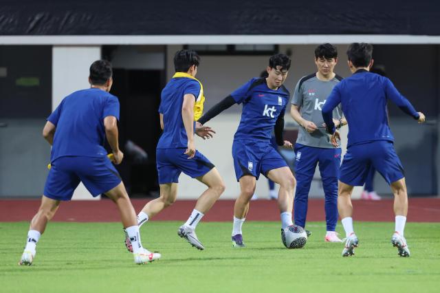 4일 오후 한국 축구대표팀이 싱가포르 현지에서 처음 완전체로 전술 훈련을 진행했다 사진연합뉴스