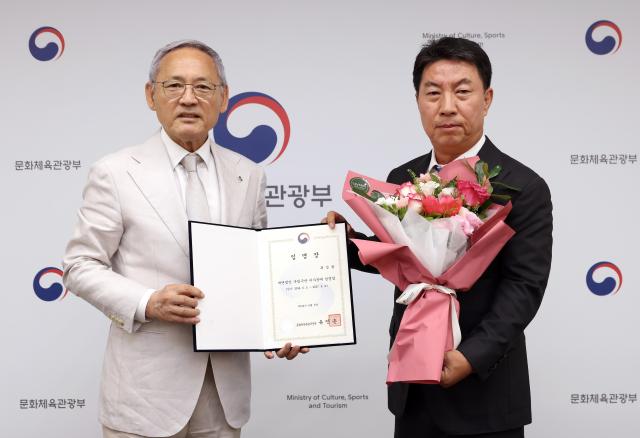 유인촌 문화체육관광부 장관왼쪽이 5일 서울 종로구 국립현대미술관 서울관 회의실에서 곽정환 국립극단 이사장에게 임명장을 수여한 뒤 기념촬영을 하고 있다 사진문화체육관광부
