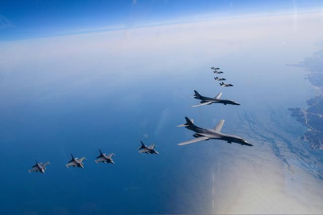 한미 공군이 2023년 3월 19일 한반도 상공에서 우리측 F-35A 전투기와 미 공군 B-1B 전략폭격기 및 F-16 전투기가 참여한 가운데 연합공중훈련을 실시하는 모습사진국방부