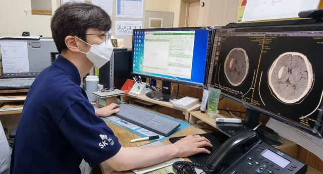 SK주 CC 직원이 AI 뇌출혈 영상 의료 솔루션 메디컬 인사이트 플러스 뇌출혈 설치 후 테스트 하고 있다