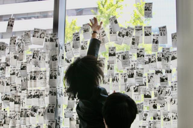 A visitor posts a paper with their photo and supportive message on a window at the Faker Temple in the HiKR Ground in central Seoul area on June 5th 2024 AJU PRESS Han Jun-gu