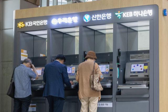 은행권의 퇴직연금 적립금이 전년 대비 175 증가한 가운데 사진은 고객들이 서울 시내 주요 시중은행 현금자동입출금기ATM를 이용하고 있는 모습 사진이코노믹데일리DB
