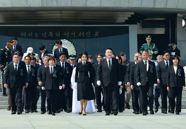 第69个“显忠日”到来 尹锡悦参拜国立显忠院