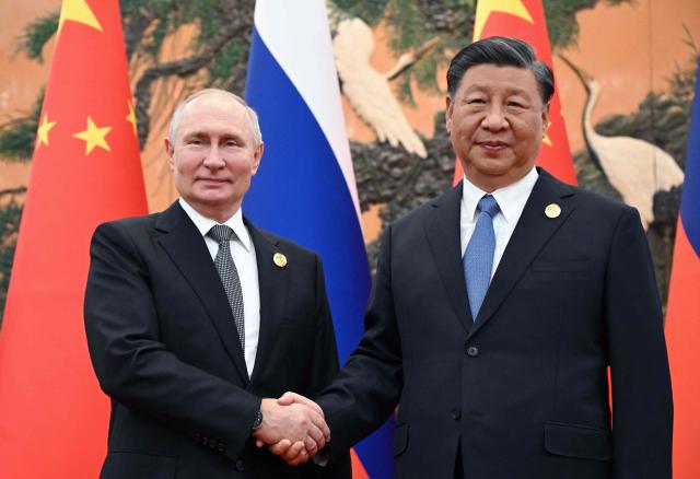 블라디미르 푸틴 러시아 대통령왼쪽과 시진핑 중국 국가주석이 지난해 10월 18일 베이징에서 만나 악수를 하고 있다 사진AFP 연합뉴스 