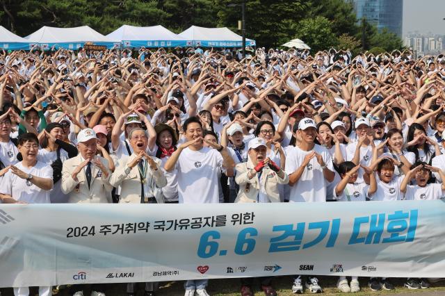 6일 오전 서울 남산공원 백범광장에서 열린 2024 에서 오세훈 서울시장 참전용사 가수 션 등 참가자들이 기념촬영을 하고 있다사진연합뉴스