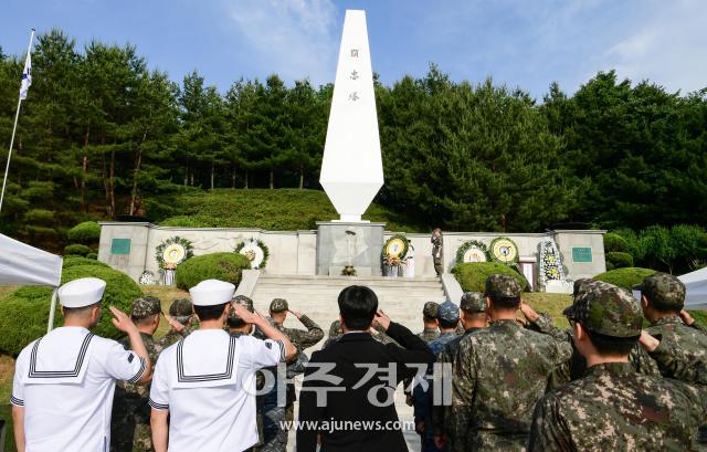 제69회 현충일을 맞아 해군 1함대사령부 육•해상 지휘관 및 참모  주임 원•상사단 군무원 대표 수병 대표 등 20여 명이 동해시 천곡동에 위치한 현충탑에서 참배행사를 진행하고 있다사진해군 1함대 
