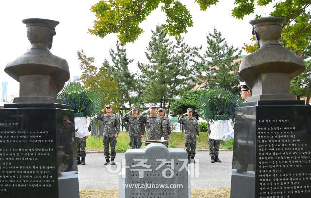 제69회 현충일을 맞아 1함대사령부 주임 원•상사단이 동해시 광희고등학교에 위치한 천안함 46용사 고故 심영빈•장진선 중사의 흉상을 찾아 참배행사를 진행하고있다사진해군 1함대
