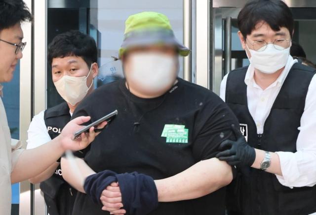 A suspect who threatened to kill people at the Seoul Station walked out after a substantive review of arrest warrants on May 26 Yonhap