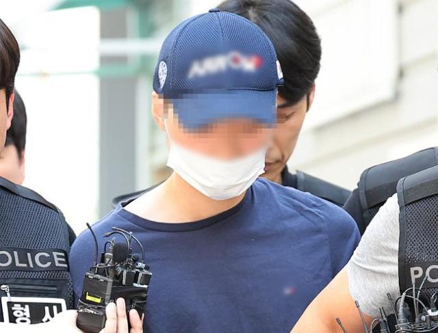 Choi Won jong a suspect who committed a random attack at the Seohyeon Station is on his way to a substantive review of arrest warrants on August 5 Yonhap