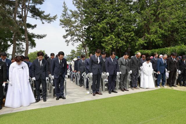 ‘제69회 현충일 추념식’에서 참석자들이 순국선열에 대해 묵념하고 있다 사진보성군