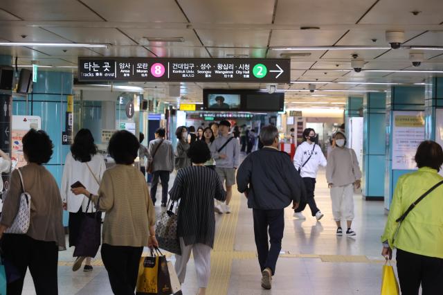 서울교통공사에 따르면 올해 이용객이 가장 많은 서울의 지하철역은 2호선 잠실역으로 하루 평균 약 16만명이 찾은 것으로 나타났다 사진은 지난달 잠실역 모습 사진연합뉴스