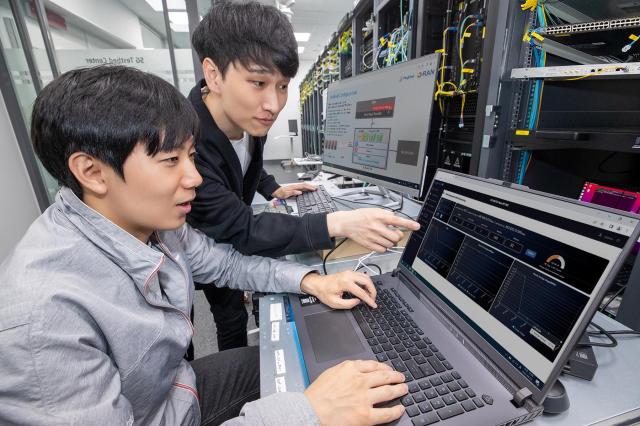 KT 연구원이 판교 5G 테스트베드 센터에서 오픈랜 통신 환경에서 전력을 절감할는 기술을 검증하고 있다