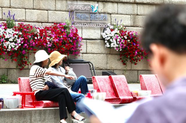 Visitors read and relax at the outdoor library at Cheonggyecheon in Jongno on June 7 2024 AJUPRESS Han Jun-gu