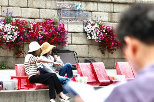 PHOTOS: Cheonggyecheon turns into outdoor library