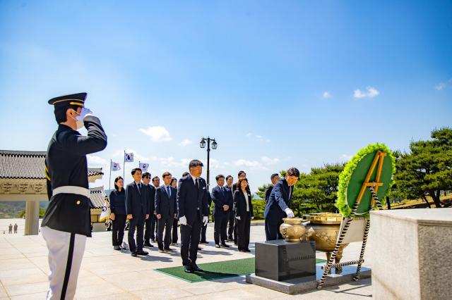 영남대학교 최외출 총장과 보직교원들이 국립영천호국원 현충탑에서 참배하고 있다사진영남대학교