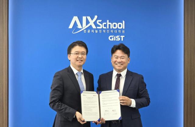 Jeon Seung-hoon head of corporate platform business at LG Uplus left and Kim Jun-ha director of GIST AI Policy and Strategy Graduate School pose after the signing ceremony on June 7 2024 Courtesy of LG Uplus