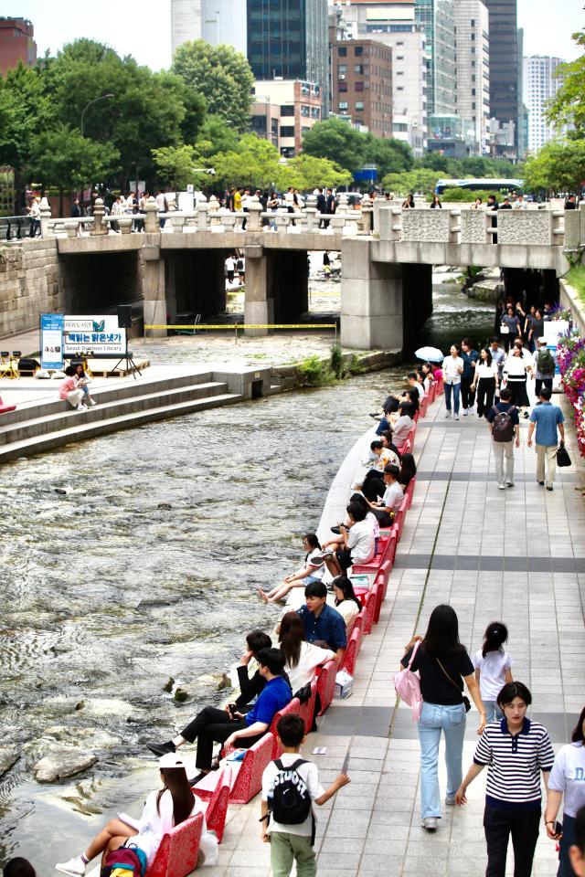 Visitors read and relax at the outdoor library at Cheonggyecheon in Jongno on June 7 2024 AJUPRESS Han Jun-gu