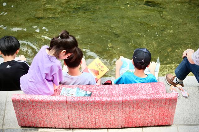 Visitors read and relax at the outdoor library at Cheonggyecheon in Jongno on June 7 2024 AJUPRESS Han Jun-gu