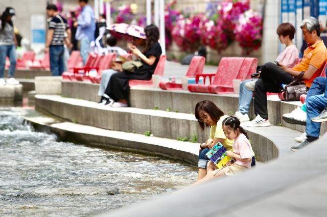 Visitors read and relax at the outdoor library at Cheonggyecheon in Jongno on June 7 2024 AJUPRESS Han Jun-gu