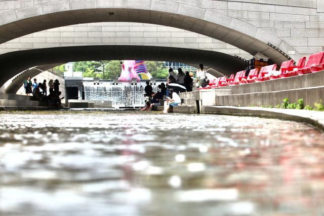 Visitors read and relax at the outdoor library at Cheonggyecheon in Jongno on June 7 2024 AJUPRESS Han Jun-gu