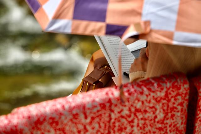 Visitor reads at the outdoor library at Cheonggyecheon in Jongno on June 7 2024 AJUPRESS Han Jun-gu