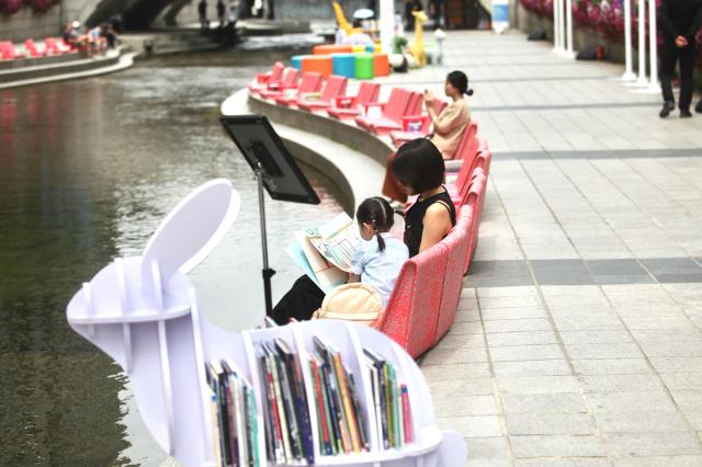 Visitors read and relax at the outdoor library at Cheonggyecheon in Jongno on June 7 2024 AJUPRESS Han Jun-gu