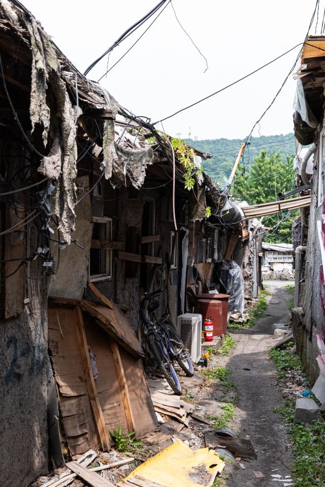 The interior of the shantytown is a maze of tight passageways with most alleys so narrow that even a single person can barely pass through AJU PRESS Park Jong-hyeok