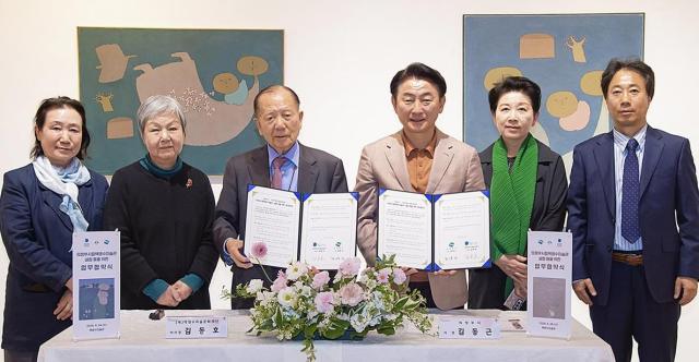 김동근 의정부시장오른쪽 3번째와 김동호 백영수미술문화재단 이사장4번째이 지난 4월 백영수미술관에서 열린  
