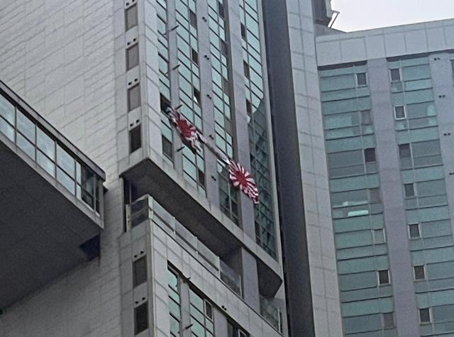 현충일에 욱일기 내걸린 부산의 한 아파트 사진연합뉴스