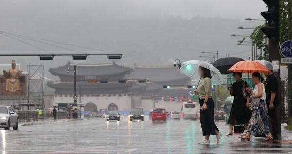 비가 내린 23일 오후 서울 세종대로사거리에서 우산을 쓴 시민들이 횡단보도를 건너고 있다 사진연합뉴스 