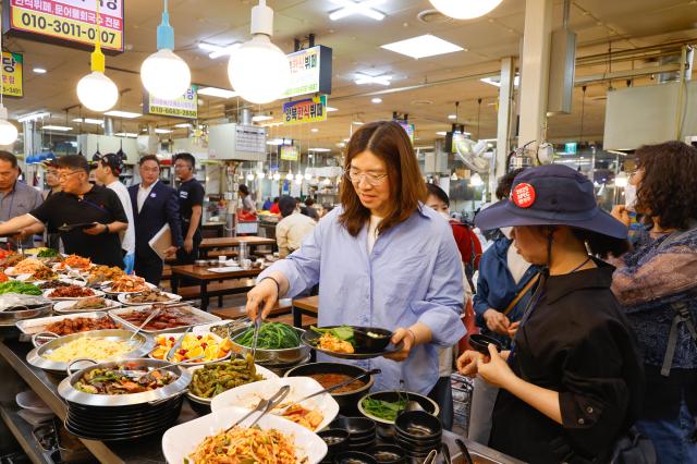 장미란 차관이 경주 성동시장 양포문어식당에서 뷔페를 즐기고 있다 사진한국관광공사