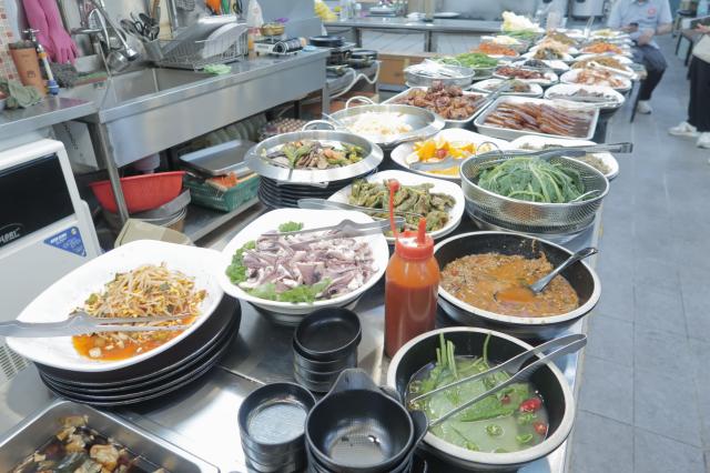 8000원이면 이 모든 음식을 무제한으로 맛볼 수 있는 양포문어식당 사진김다이 기자