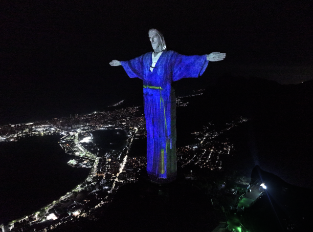 브라질 대표 상징물 리우 예수상, 청색 한복 입었다