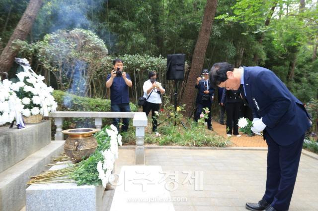 김대권 수성구청장은 나야 대령 기념비를 참배하고 구국의 일념으로 신명을 바친 순국선열과 호국용사들의 명복을 빌고 있다 사진대구 수성구