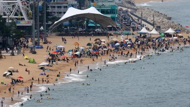 2일 속초해변을 찾은 시민과 관광객들이 더위를 식히고 있다 사진연합뉴스