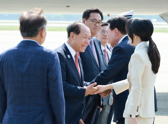 윤석열 대통령이 10일 경기 성남 서울공항에서 투르크메니스탄 우즈베키스탄 카자흐스탄 등 중앙아시아 3개국 방문차 출국하며 국민의힘 황우여 비상대책위원장과  인사하고 있다 사진연합뉴스