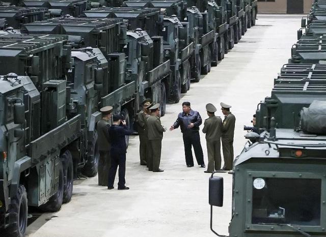 전술미사일 무기체계 점검하는 북한 김정은 사진조선중앙통신·연합뉴스