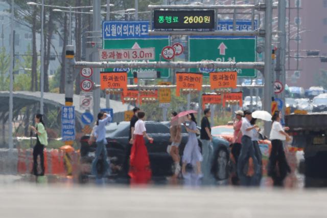 Temperatures across most regions of the country rose above 30 degrees Celsius in the afternoon and heat haze arose in the Yeouido area of Seoul on June 10 Yonhap